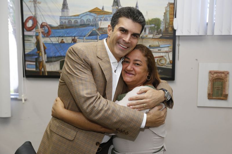 O governador do Estado, Helder Barbalho, recebeu, nesta segunda-feira (3), no Palácio do Governo, em Belém, representantes do município de Santa Luzia do Pará, Magalhães Barata, Maracanã, Breves; Cachoeira do Arari; Nova Timboteua e Tucumã.


FOTO: MARCELO SEABRA / AGÊNCIA PARÁ
DATA: 04.06.2019
BELÉM - PARÁ <div class='credito_fotos'>Foto: Marcelo Seabra / Ag. Pará   |   <a href='/midias/2019/originais/2608__mg_5560.jpg' download><i class='fa-solid fa-download'></i> Download</a></div>