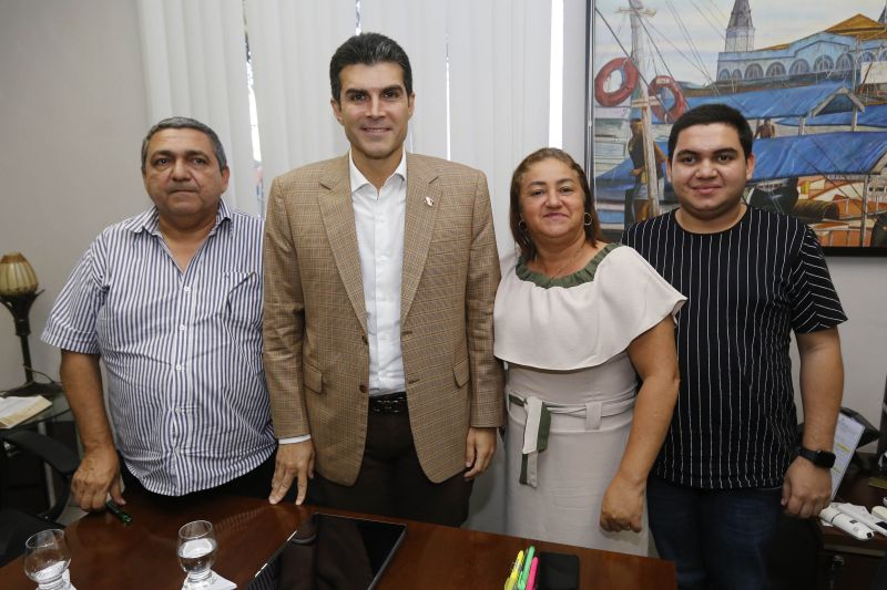 O governador do Estado, Helder Barbalho, recebeu, nesta segunda-feira (3), no Palácio do Governo, em Belém, representantes do município de Santa Luzia do Pará, Magalhães Barata, Maracanã, Breves; Cachoeira do Arari; Nova Timboteua e Tucumã.


FOTO: MARCELO SEABRA / AGÊNCIA PARÁ
DATA: 04.06.2019
BELÉM - PARÁ <div class='credito_fotos'>Foto: Marcelo Seabra / Ag. Pará   |   <a href='/midias/2019/originais/2608__mg_5563.jpg' download><i class='fa-solid fa-download'></i> Download</a></div>