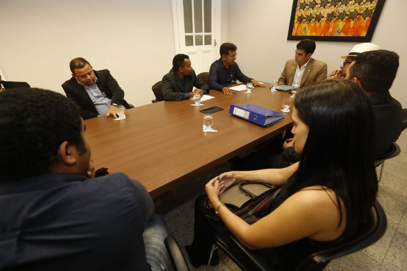 O governador do Estado, Helder Barbalho, recebeu, nesta segunda-feira (3), no Palácio do Governo, em Belém, representantes do município de Santa Luzia do Pará, Magalhães Barata, Maracanã, Breves; Cachoeira do Arari; Nova Timboteua e Tucumã.


FOTO: MARCELO SEABRA / AGÊNCIA PARÁ
DATA: 04.06.2019
BELÉM - PARÁ <div class='credito_fotos'>Foto: Marcelo Seabra / Ag. Pará   |   <a href='/midias/2019/originais/2608__mg_5582.jpg' download><i class='fa-solid fa-download'></i> Download</a></div>