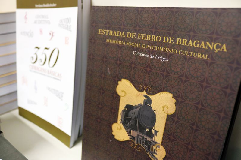 Cerca de 30 títulos publicados pela Imprensa Oficial do Estado (IOEPA) estarão à venda em mais uma ação literária para divulgar as obras dos escritores paraenses e a editora pública da IOEPA, que está em processo de formalização. Desta vez, a ação ocorrerá nesta quarta-fera (5) e quinta-feira (6), das 8h às 18h, no corredor do Instituto de Ciências da Educação da Universidade Federal do Pará (UFPA), localizado na Avenida Augusto Correa, s/n (Terceiro portão), Guamá. <div class='credito_fotos'>Foto: ASCOM IOE   |   <a href='/midias/2019/originais/2609_img_1878.jpg' download><i class='fa-solid fa-download'></i> Download</a></div>
