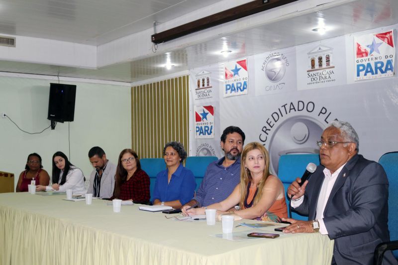 A Fundação Santa Casa de Misericórdia realiza, nesta terça-feira (4), o I Encontro de Formação sobre Assistência para Povos Etnicamente Diversos. Participam representantes de entidades de defesa dos direitos indígenas e quilombolas; além de instituições de saúde, universidades e profissionais que atuam na assistência a grupos etnicamente diversos e interessados no tema. O evento ocorre no auditório da instituição, em Belém. <div class='credito_fotos'>Foto: ASCOM / SANTA CASA   |   <a href='/midias/2019/originais/2610_img_3919.jpg' download><i class='fa-solid fa-download'></i> Download</a></div>