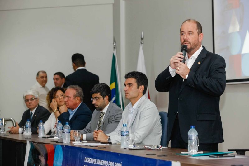 A população da Região de Integração Guajará atendeu ao chamado para contribuir com o planejamento estratégico do Estado e lotou, na manhã desta terça-feira (4), a audiência pública do Plano Plurianual 2020-2023 e da Lei Orçamentária Anual (LOA) 2020, em Belém. A oitiva, coordenada pela Secretaria de Estado de Planejamento (Seplan), contou com a participação do governador Helder Barbalho e do vice-governador, Lúcio Vale, além de autoridades. <div class='credito_fotos'>Foto: Maycon Nunes / Ag. Pará   |   <a href='/midias/2019/originais/2612__94j2802.jpg' download><i class='fa-solid fa-download'></i> Download</a></div>