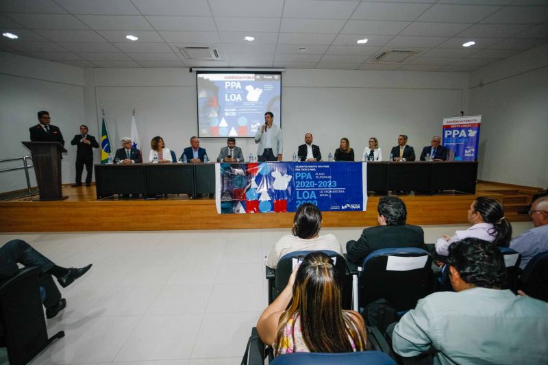 A população da Região de Integração Guajará atendeu ao chamado para contribuir com o planejamento estratégico do Estado e lotou, na manhã desta terça-feira (4), a audiência pública do Plano Plurianual 2020-2023 e da Lei Orçamentária Anual (LOA) 2020, em Belém. A oitiva, coordenada pela Secretaria de Estado de Planejamento (Seplan), contou com a participação do governador Helder Barbalho e do vice-governador, Lúcio Vale, além de autoridades. <div class='credito_fotos'>Foto: Maycon Nunes / Ag. Pará   |   <a href='/midias/2019/originais/2612__94j2849.jpg' download><i class='fa-solid fa-download'></i> Download</a></div>