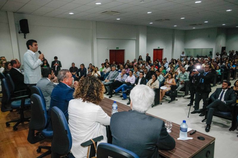 A população da Região de Integração Guajará atendeu ao chamado para contribuir com o planejamento estratégico do Estado e lotou, na manhã desta terça-feira (4), a audiência pública do Plano Plurianual 2020-2023 e da Lei Orçamentária Anual (LOA) 2020, em Belém. A oitiva, coordenada pela Secretaria de Estado de Planejamento (Seplan), contou com a participação do governador Helder Barbalho e do vice-governador, Lúcio Vale, além de autoridades. <div class='credito_fotos'>Foto: Maycon Nunes / Ag. Pará   |   <a href='/midias/2019/originais/2612__94j2853.jpg' download><i class='fa-solid fa-download'></i> Download</a></div>