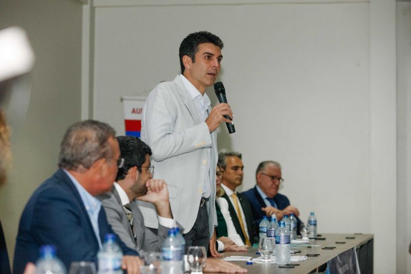 A população da Região de Integração Guajará atendeu ao chamado para contribuir com o planejamento estratégico do Estado e lotou, na manhã desta terça-feira (4), a audiência pública do Plano Plurianual 2020-2023 e da Lei Orçamentária Anual (LOA) 2020, em Belém. A oitiva, coordenada pela Secretaria de Estado de Planejamento (Seplan), contou com a participação do governador Helder Barbalho e do vice-governador, Lúcio Vale, além de autoridades. <div class='credito_fotos'>Foto: Maycon Nunes / Ag. Pará   |   <a href='/midias/2019/originais/2612__94j2876.jpg' download><i class='fa-solid fa-download'></i> Download</a></div>