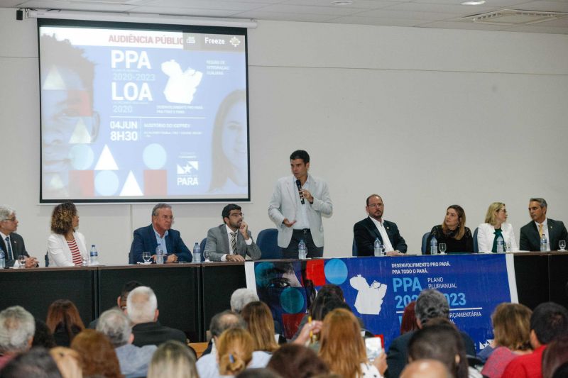 A população da Região de Integração Guajará atendeu ao chamado para contribuir com o planejamento estratégico do Estado e lotou, na manhã desta terça-feira (4), a audiência pública do Plano Plurianual 2020-2023 e da Lei Orçamentária Anual (LOA) 2020, em Belém. A oitiva, coordenada pela Secretaria de Estado de Planejamento (Seplan), contou com a participação do governador Helder Barbalho e do vice-governador, Lúcio Vale, além de autoridades. <div class='credito_fotos'>Foto: Maycon Nunes / Ag. Pará   |   <a href='/midias/2019/originais/2612__94j2895.jpg' download><i class='fa-solid fa-download'></i> Download</a></div>