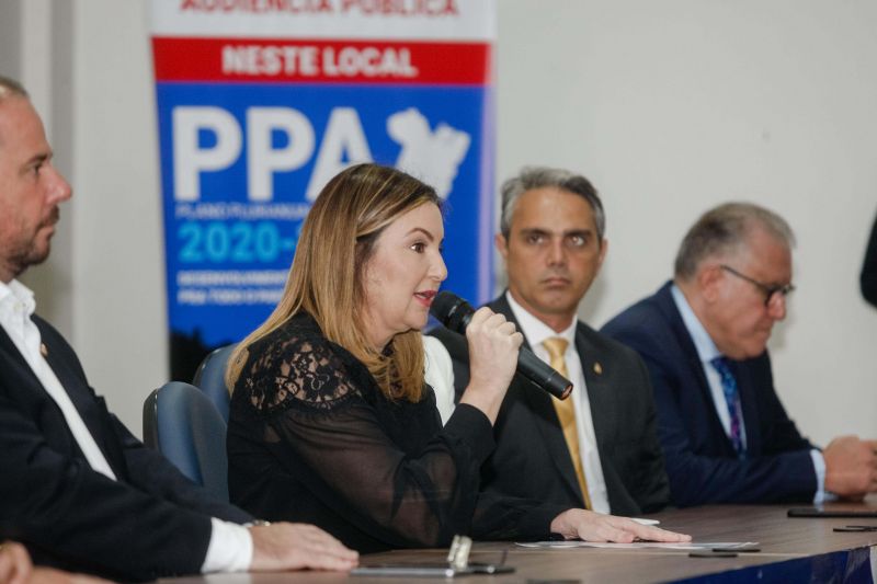 A população da Região de Integração Guajará atendeu ao chamado para contribuir com o planejamento estratégico do Estado e lotou, na manhã desta terça-feira (4), a audiência pública do Plano Plurianual 2020-2023 e da Lei Orçamentária Anual (LOA) 2020, em Belém. A oitiva, coordenada pela Secretaria de Estado de Planejamento (Seplan), contou com a participação do governador Helder Barbalho e do vice-governador, Lúcio Vale, além de autoridades. <div class='credito_fotos'>Foto: Maycon Nunes / Ag. Pará   |   <a href='/midias/2019/originais/2612_hanaghassan1.jpg' download><i class='fa-solid fa-download'></i> Download</a></div>