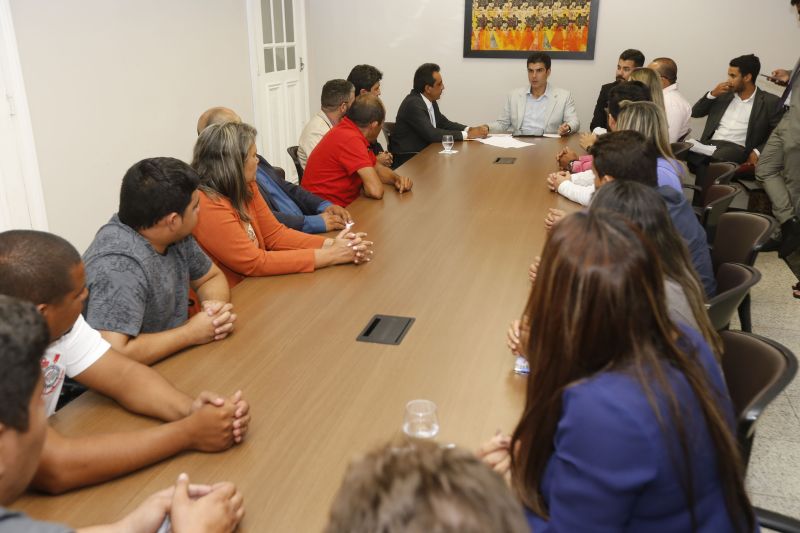 O governador Helder Barbalho autorizou as obras de recuperação da Rodovia PA-424, no trecho que vai da sede municipal de Igarapé-Açu até a localidade de Santo Antônio do Prata. Demanda antiga da população local, a recuperação da rodovia foi autorizada no final da tarde desta terça-feira (4), durante reunião no Palácio do Governo, em Belém, com o prefeito, vereadores e secretários municipais de Igarapé-Açu, no nordeste paraense.

FOTO: MARCELO SEABRA / AGÊNCIA PARÁ
DATA: 05.06.2019
BELÉM - PARÁ <div class='credito_fotos'>Foto: Marcelo Seabra / Ag. Pará   |   <a href='/midias/2019/originais/2614__mg_5624.jpg' download><i class='fa-solid fa-download'></i> Download</a></div>