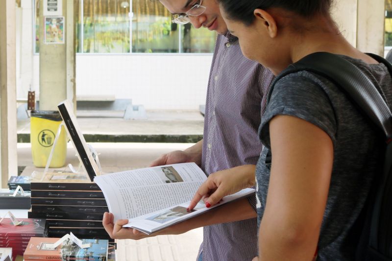 Editora da IOEPA realiza venda de livros de autores paraenses na UFPA

FOTO: ASCOM IOEPA
DATA: 05.06.2019
BELÉM - PARÁ <div class='credito_fotos'>Foto: ASCOM / IOE   |   <a href='/midias/2019/originais/2615_fotos_eduardorosas2.jpg' download><i class='fa-solid fa-download'></i> Download</a></div>
