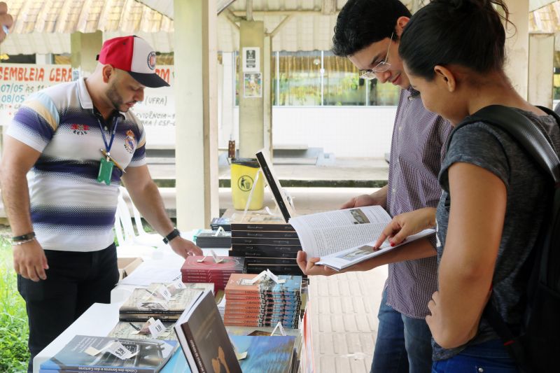 Editora da IOEPA realiza venda de livros de autores paraenses na UFPA

FOTO: ASCOM IOEPA
DATA: 05.06.2019
BELÉM - PARÁ <div class='credito_fotos'>Foto: ASCOM / IOE   |   <a href='/midias/2019/originais/2615_fotos_eduardorosas3.jpg' download><i class='fa-solid fa-download'></i> Download</a></div>