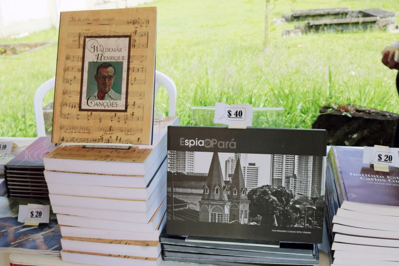 Editora da IOEPA realiza venda de livros de autores paraenses na UFPA

FOTO: ASCOM IOEPA
DATA: 05.06.2019
BELÉM - PARÁ <div class='credito_fotos'>Foto: ASCOM / IOE   |   <a href='/midias/2019/originais/2615_fotos_eduardorosas4.jpg' download><i class='fa-solid fa-download'></i> Download</a></div>