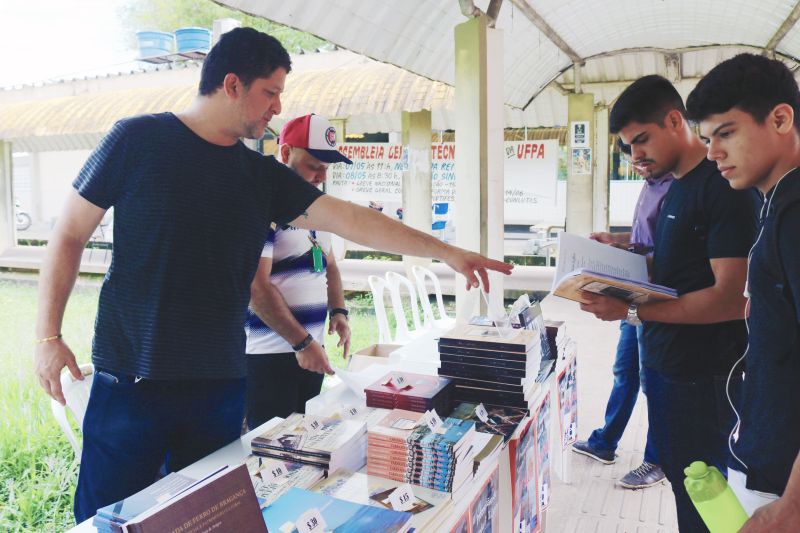 Editora da IOEPA realiza venda de livros de autores paraenses na UFPA

FOTO: ASCOM IOEPA
DATA: 05.06.2019
BELÉM - PARÁ <div class='credito_fotos'>Foto: ASCOM / IOE   |   <a href='/midias/2019/originais/2615_fotos_eduardorosas5.jpg' download><i class='fa-solid fa-download'></i> Download</a></div>
