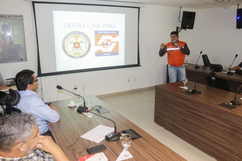 O Grupo de Trabalho (GT) de Segurança em Barragens, criado pelo Governo do Estado em janeiro deste ano, recebeu representantes da Vale S.A., nesta terça-feira (4), para apresentação de informações sobre as construções das barragens das minas de cobre Salobo, em Marabá, Sossego, em Canaã dos Carajás; a mina de ferro do Gelado, em Parauapebas e a Onça Puma, que faz exploração de níquel em Ourilândia do Norte. <div class='credito_fotos'>Foto: ASCOM / SEMAS   |   <a href='/midias/2019/originais/2617_img_3350.jpg' download><i class='fa-solid fa-download'></i> Download</a></div>