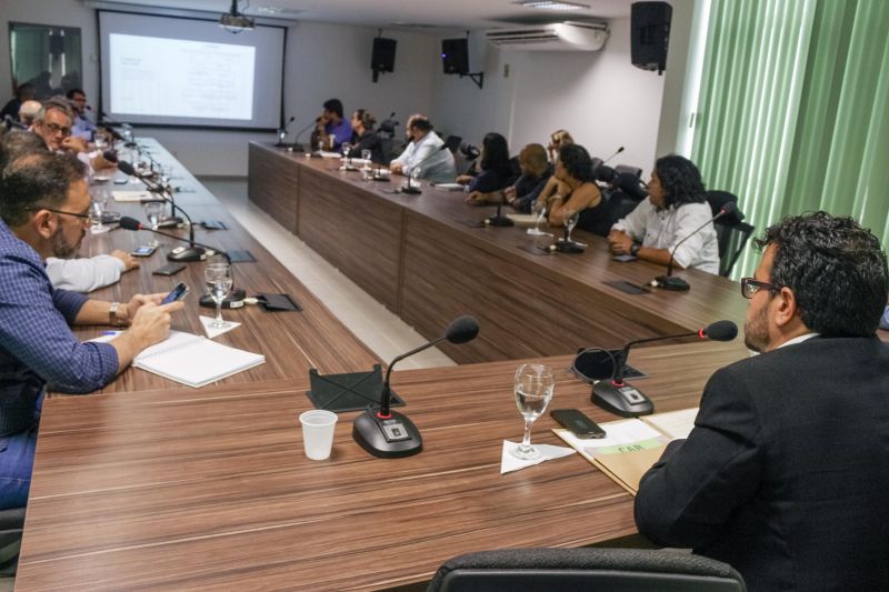 O Grupo de Trabalho (GT) de Segurança em Barragens, criado pelo Governo do Estado em janeiro deste ano, recebeu representantes da Vale S.A., nesta terça-feira (4), para apresentação de informações sobre as construções das barragens das minas de cobre Salobo, em Marabá, Sossego, em Canaã dos Carajás; a mina de ferro do Gelado, em Parauapebas e a Onça Puma, que faz exploração de níquel em Ourilândia do Norte. <div class='credito_fotos'>Foto: ASCOM / SEMAS   |   <a href='/midias/2019/originais/2617_img_9841.jpg' download><i class='fa-solid fa-download'></i> Download</a></div>