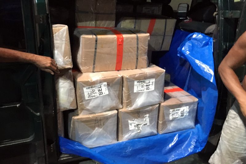 A equipe de controle de mercadorias em trânsito de Portos e Aeroportos da Secretaria de Estado da Fazenda (Sefa) apreendeu no Aeroporto de Belém, 3,8 toneladas de camarão seco vindo de Fortaleza para Belém. As notas fiscais tinham valores subfaturados, para reduzir o pagamento do imposto estadual. A ocorrência foi na última terça-feira (4). <div class='credito_fotos'>Foto: ASCOM / SEFA   |   <a href='/midias/2019/originais/2618_operacaocamarao7.jpg' download><i class='fa-solid fa-download'></i> Download</a></div>