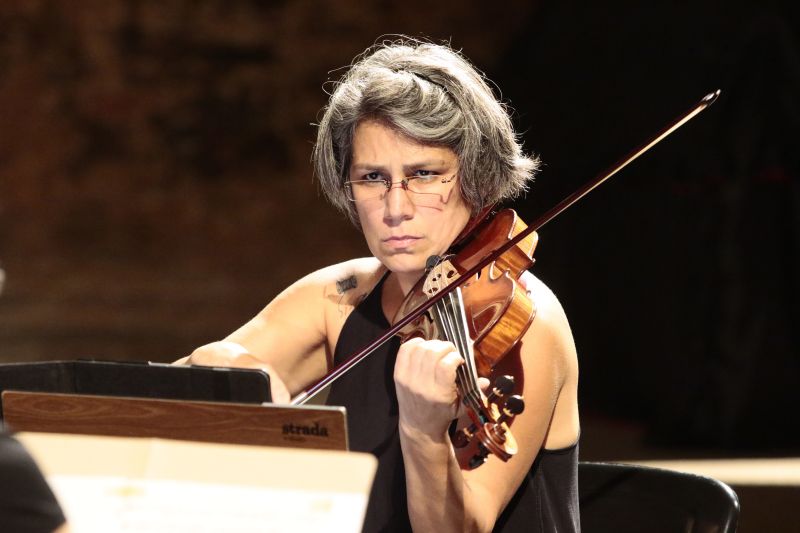 A Camerata da Fundação Amazônica de Música (FAM) encerra, nesta quinta-feira (6), o quinto dia de programação d do 32° Festival Internacional de Música do Pará (XXXII Fimupa). Entre violinos, violas, violoncelos e contrabaixos, o concerto é apresentado por um grupo menor de músicos, sob a regência do maestro e violinista do Rio Grande do Sul Cármelo de Los Santos, e inicia às 20h30, no palco do Theatro da Paz. <div class='credito_fotos'>Foto: Ricardo Amanajás / Ag. Pará   |   <a href='/midias/2019/originais/2622__asl5394.jpg' download><i class='fa-solid fa-download'></i> Download</a></div>