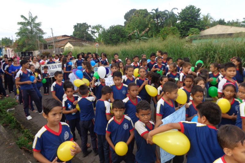 Você sabia que uma árvore adulta pode absorver até 250 litros de água e ajudar a evitar enchentes? É que as raízes reforçam o solo e as folhas dispersam o fluxo da água. Esses são apenas dois entre os diversos benefícios para o meio ambiente. Pensando nisso, no Dia Mundial do Meio Ambiente, alunos de uma escola particular tiveram a oportunidade de plantar mudas em Belém, na área do Complexo Bolonha. <div class='credito_fotos'>Foto: ASCOM / COSANPA   |   <a href='/midias/2019/originais/2623_caminhada_oriximina.jpg' download><i class='fa-solid fa-download'></i> Download</a></div>