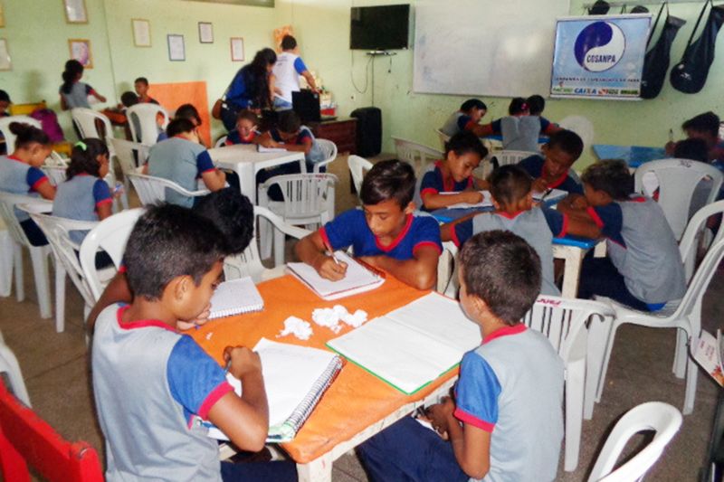 Você sabia que uma árvore adulta pode absorver até 250 litros de água e ajudar a evitar enchentes? É que as raízes reforçam o solo e as folhas dispersam o fluxo da água. Esses são apenas dois entre os diversos benefícios para o meio ambiente. Pensando nisso, no Dia Mundial do Meio Ambiente, alunos de uma escola particular tiveram a oportunidade de plantar mudas em Belém, na área do Complexo Bolonha. <div class='credito_fotos'>Foto: ASCOM / COSANPA   |   <a href='/midias/2019/originais/2623_redacao_oriximina.jpg' download><i class='fa-solid fa-download'></i> Download</a></div>