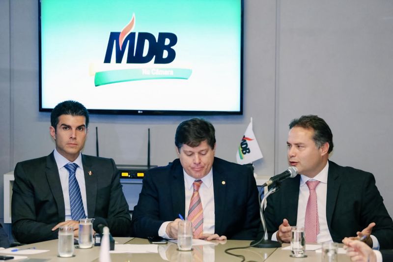O governador Helder Barbalho esteve em Brasília (DF), nesta quarta-feira (5), em reunião com a bancada do MDB na Câmara dos Deputados, para discutir detalhes da reforma da Previdência. Junto de outros governadores do mesmo partido, ele fez um apelo aos parlamentares: que tratem o tema de forma mais racional e menos passional, para que seus efeitos alcancem, de maneira uniforme, também os estados e municípios, e não fiquem restritos ao âmbito federal. <div class='credito_fotos'>Foto: Jailson Sam / Divulgação   |   <a href='/midias/2019/originais/2624_806122083_328757.jpg' download><i class='fa-solid fa-download'></i> Download</a></div>