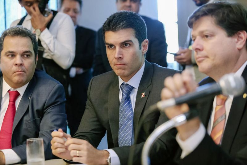 O governador Helder Barbalho esteve em Brasília (DF), nesta quarta-feira (5), em reunião com a bancada do MDB na Câmara dos Deputados, para discutir detalhes da reforma da Previdência. Junto de outros governadores do mesmo partido, ele fez um apelo aos parlamentares: que tratem o tema de forma mais racional e menos passional, para que seus efeitos alcancem, de maneira uniforme, também os estados e municípios, e não fiquem restritos ao âmbito federal. <div class='credito_fotos'>Foto: Jailson Sam / Divulgação   |   <a href='/midias/2019/originais/2624_806122143_328950.jpg' download><i class='fa-solid fa-download'></i> Download</a></div>