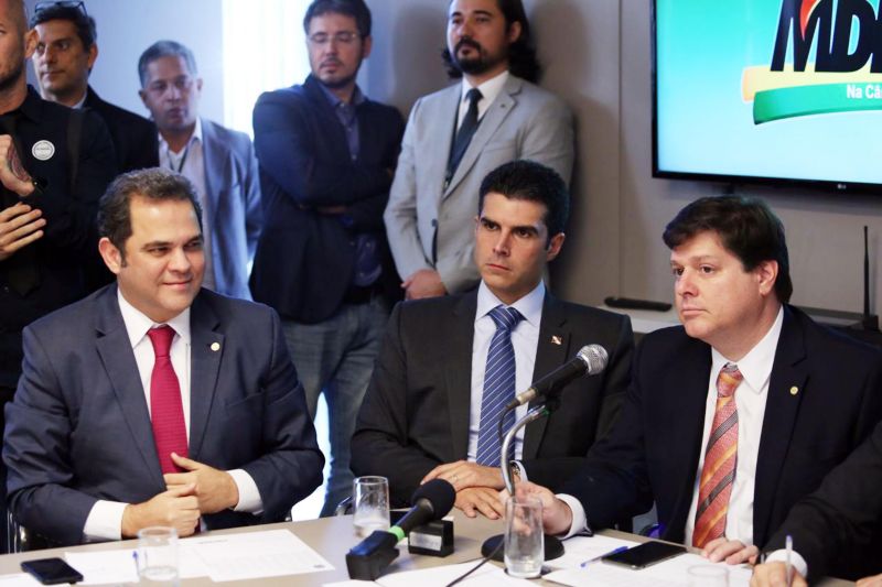 O governador Helder Barbalho esteve em Brasília (DF), nesta quarta-feira (5), em reunião com a bancada do MDB na Câmara dos Deputados, para discutir detalhes da reforma da Previdência. Junto de outros governadores do mesmo partido, ele fez um apelo aos parlamentares: que tratem o tema de forma mais racional e menos passional, para que seus efeitos alcancem, de maneira uniforme, também os estados e municípios, e não fiquem restritos ao âmbito federal. <div class='credito_fotos'>Foto: Jailson Sam / Divulgação   |   <a href='/midias/2019/originais/2624_806630699_150220.jpg' download><i class='fa-solid fa-download'></i> Download</a></div>