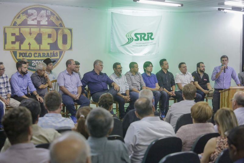 Redenção, no sudeste do Pará, sedia desde o último 1º de junho a 24ª edição da Expo Polo Carajás. A Exposição Agropecuária é o maior e principal evento da cidade e da região Sul do Pará. Nesta quinta-feira (6) o governador do Estado, Helder Barbalho, o vice-governador, Lúcio Vale, e demais autoridades, estiveram no parque de exposição Pantaleão Lourenço Ferreira, local onde ocorre o evento, para reunir com agropecuaristas, comerciantes e visitar a feira.

FOTO: MARCO SANTOS / AGÊNCIA PARÁ
DATA: 07.06.2019
REDENÇÃO - PARÁ <div class='credito_fotos'>Foto: Marco Santos / Ag. Pará   |   <a href='/midias/2019/originais/2631_governadorhelderbarbalhoreuniaocomprodutoresderedencao-marcosantos-14.jpg' download><i class='fa-solid fa-download'></i> Download</a></div>