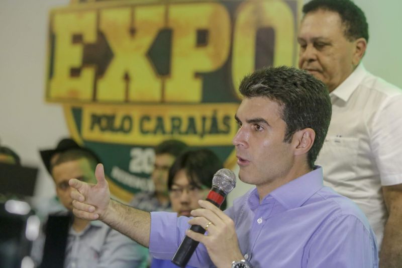 Redenção, no sudeste do Pará, sedia desde o último 1º de junho a 24ª edição da Expo Polo Carajás. A Exposição Agropecuária é o maior e principal evento da cidade e da região Sul do Pará. Nesta quinta-feira (6) o governador do Estado, Helder Barbalho, o vice-governador, Lúcio Vale, e demais autoridades, estiveram no parque de exposição Pantaleão Lourenço Ferreira, local onde ocorre o evento, para reunir com agropecuaristas, comerciantes e visitar a feira.

FOTO: MARCO SANTOS / AGÊNCIA PARÁ
DATA: 07.06.2019
REDENÇÃO - PARÁ <div class='credito_fotos'>Foto: Marco Santos / Ag. Pará   |   <a href='/midias/2019/originais/2631_governadorhelderbarbalhoreuniaocomprodutoresderedencao-marcosantos-18.jpg' download><i class='fa-solid fa-download'></i> Download</a></div>