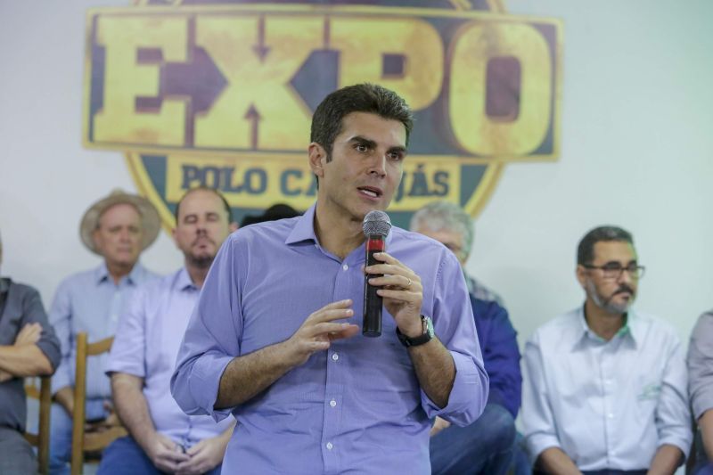 Redenção, no sudeste do Pará, sedia desde o último 1º de junho a 24ª edição da Expo Polo Carajás. A Exposição Agropecuária é o maior e principal evento da cidade e da região Sul do Pará. Nesta quinta-feira (6) o governador do Estado, Helder Barbalho, o vice-governador, Lúcio Vale, e demais autoridades, estiveram no parque de exposição Pantaleão Lourenço Ferreira, local onde ocorre o evento, para reunir com agropecuaristas, comerciantes e visitar a feira.

FOTO: MARCO SANTOS / AGÊNCIA PARÁ
DATA: 07.06.2019
REDENÇÃO - PARÁ <div class='credito_fotos'>Foto: Marco Santos / Ag. Pará   |   <a href='/midias/2019/originais/2631_governadorhelderbarbalhoreuniaocomprodutoresderedencao-marcosantos-20.jpg' download><i class='fa-solid fa-download'></i> Download</a></div>