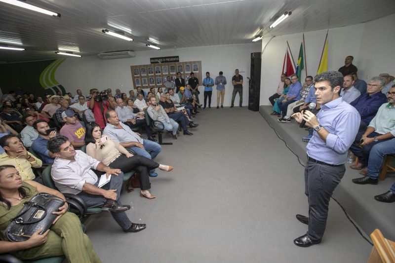 Redenção, no sudeste do Pará, sedia desde o último 1º de junho a 24ª edição da Expo Polo Carajás. A Exposição Agropecuária é o maior e principal evento da cidade e da região Sul do Pará. Nesta quinta-feira (6) o governador do Estado, Helder Barbalho, o vice-governador, Lúcio Vale, e demais autoridades, estiveram no parque de exposição Pantaleão Lourenço Ferreira, local onde ocorre o evento, para reunir com agropecuaristas, comerciantes e visitar a feira.

FOTO: MARCO SANTOS / AGÊNCIA PARÁ
DATA: 07.06.2019
REDENÇÃO - PARÁ <div class='credito_fotos'>Foto: Marco Santos / Ag. Pará   |   <a href='/midias/2019/originais/2631_governadorhelderbarbalhoreuniaocomprodutoresderedencao-marcosantos-27.jpg' download><i class='fa-solid fa-download'></i> Download</a></div>