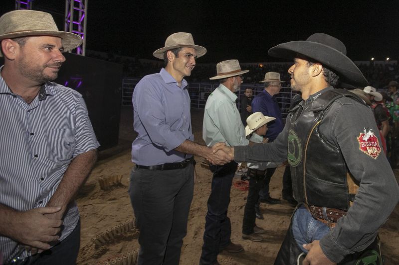 Redenção, no sudeste do Pará, sedia desde o último 1º de junho a 24ª edição da Expo Polo Carajás. A Exposição Agropecuária é o maior e principal evento da cidade e da região Sul do Pará. Nesta quinta-feira (6) o governador do Estado, Helder Barbalho, o vice-governador, Lúcio Vale, e demais autoridades, estiveram no parque de exposição Pantaleão Lourenço Ferreira, local onde ocorre o evento, para reunir com agropecuaristas, comerciantes e visitar a feira.

FOTO: MARCO SANTOS / AGÊNCIA PARÁ
DATA: 07.06.2019
REDENÇÃO - PARÁ <div class='credito_fotos'>Foto: Marco Santos / Ag. Pará   |   <a href='/midias/2019/originais/2631_governadorhelderbarbalhovisitafeiraagropecuariaderedencao-marcosantos-13.jpg' download><i class='fa-solid fa-download'></i> Download</a></div>