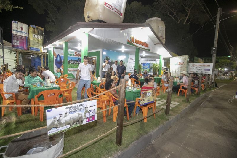 Redenção, no sudeste do Pará, sedia desde o último 1º de junho a 24ª edição da Expo Polo Carajás. A Exposição Agropecuária é o maior e principal evento da cidade e da região Sul do Pará. Nesta quinta-feira (6) o governador do Estado, Helder Barbalho, o vice-governador, Lúcio Vale, e demais autoridades, estiveram no parque de exposição Pantaleão Lourenço Ferreira, local onde ocorre o evento, para reunir com agropecuaristas, comerciantes e visitar a feira.

FOTO: MARCO SANTOS / AGÊNCIA PARÁ
DATA: 07.06.2019
REDENÇÃO - PARÁ <div class='credito_fotos'>Foto: Marco Santos / Ag. Pará   |   <a href='/midias/2019/originais/2631_governadorhelderbarbalhovisitafeiraagropecuariaderedencao-marcosantos-19.jpg' download><i class='fa-solid fa-download'></i> Download</a></div>