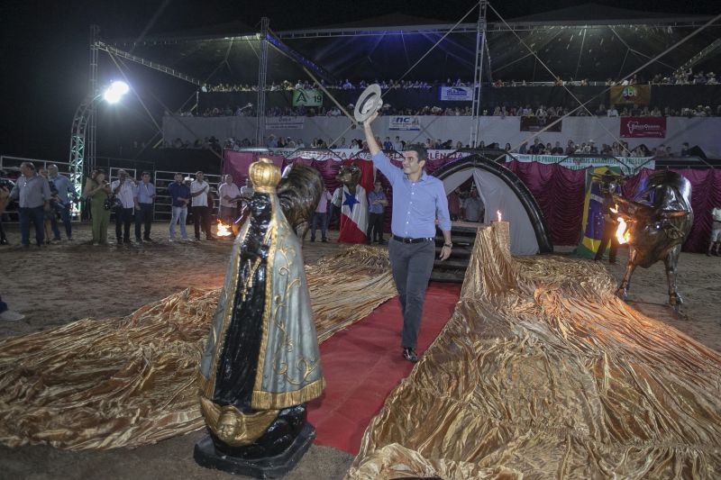Redenção, no sudeste do Pará, sedia desde o último 1º de junho a 24ª edição da Expo Polo Carajás. A Exposição Agropecuária é o maior e principal evento da cidade e da região Sul do Pará. Nesta quinta-feira (6) o governador do Estado, Helder Barbalho, o vice-governador, Lúcio Vale, e demais autoridades, estiveram no parque de exposição Pantaleão Lourenço Ferreira, local onde ocorre o evento, para reunir com agropecuaristas, comerciantes e visitar a feira.

FOTO: MARCO SANTOS / AGÊNCIA PARÁ
DATA: 07.06.2019
REDENÇÃO - PARÁ <div class='credito_fotos'>Foto: Marco Santos / Ag. Pará   |   <a href='/midias/2019/originais/2631_governadorhelderbarbalhovisitafeiraagropecuariaderedencao-marcosantos-4.jpg' download><i class='fa-solid fa-download'></i> Download</a></div>