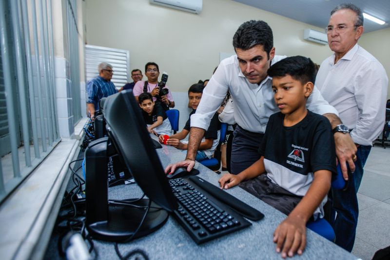A Escola Estadual de Ensino Fundamental e Médio Benjamin Constant, que fica no bairro do Reduto em Belém, foi reinaugurada na manhã desta sexta-feira (7). Esta já é a 11° escola entregue reformada pelo Governo do Estado somente este ano.

FOTO: MAYCON NUNES / AG. PARÁ
DATA: 07.06.2019
BELÉM - PARÁ <div class='credito_fotos'>Foto: Maycon Nunes / Ag. Pará   |   <a href='/midias/2019/originais/2632__94j0065.jpg' download><i class='fa-solid fa-download'></i> Download</a></div>