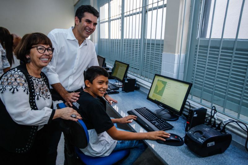 A Escola Estadual de Ensino Fundamental e Médio Benjamin Constant, que fica no bairro do Reduto em Belém, foi reinaugurada na manhã desta sexta-feira (7). Esta já é a 11° escola entregue reformada pelo Governo do Estado somente este ano.

FOTO: MAYCON NUNES / AG. PARÁ
DATA: 07.06.2019
BELÉM - PARÁ <div class='credito_fotos'>Foto: Maycon Nunes / Ag. Pará   |   <a href='/midias/2019/originais/2632__94j0073.jpg' download><i class='fa-solid fa-download'></i> Download</a></div>