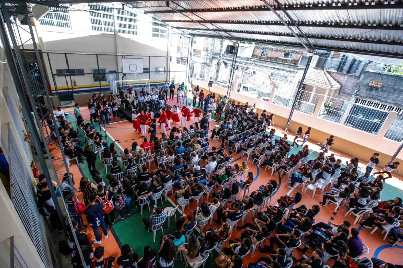 A Escola Estadual de Ensino Fundamental e Médio Benjamin Constant, que fica no bairro do Reduto em Belém, foi reinaugurada na manhã desta sexta-feira (7). Esta já é a 11° escola entregue reformada pelo Governo do Estado somente este ano.

FOTO: MAYCON NUNES / AG. PARÁ
DATA: 07.06.2019
BELÉM - PARÁ <div class='credito_fotos'>Foto: Maycon Nunes / Ag. Pará   |   <a href='/midias/2019/originais/2632__94j0182.jpg' download><i class='fa-solid fa-download'></i> Download</a></div>