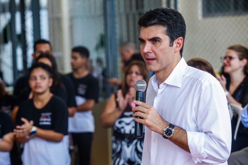 A Escola Estadual de Ensino Fundamental e Médio Benjamin Constant, que fica no bairro do Reduto em Belém, foi reinaugurada na manhã desta sexta-feira (7). Esta já é a 11° escola entregue reformada pelo Governo do Estado somente este ano.

FOTO: MAYCON NUNES / AG. PARÁ
DATA: 07.06.2019
BELÉM - PARÁ <div class='credito_fotos'>Foto: Maycon Nunes / Ag. Pará   |   <a href='/midias/2019/originais/2632__94j0391.jpg' download><i class='fa-solid fa-download'></i> Download</a></div>