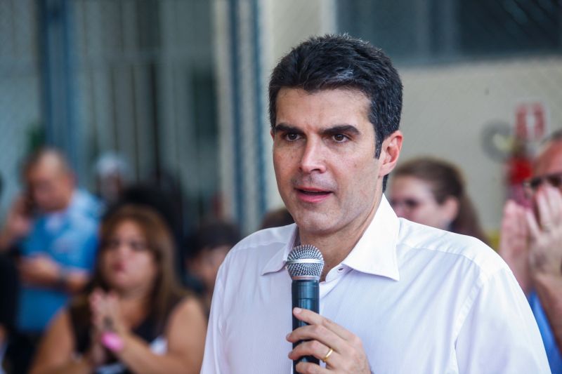 A Escola Estadual de Ensino Fundamental e Médio Benjamin Constant, que fica no bairro do Reduto em Belém, foi reinaugurada na manhã desta sexta-feira (7). Esta já é a 11° escola entregue reformada pelo Governo do Estado somente este ano.

FOTO: MAYCON NUNES / AG. PARÁ
DATA: 07.06.2019
BELÉM - PARÁ <div class='credito_fotos'>Foto: Maycon Nunes / Ag. Pará   |   <a href='/midias/2019/originais/2632__94j0394.jpg' download><i class='fa-solid fa-download'></i> Download</a></div>