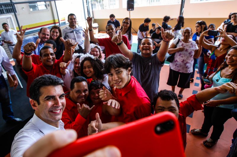 A Escola Estadual de Ensino Fundamental e Médio Benjamin Constant, que fica no bairro do Reduto em Belém, foi reinaugurada na manhã desta sexta-feira (7). Esta já é a 11° escola entregue reformada pelo Governo do Estado somente este ano.

FOTO: MAYCON NUNES / AG. PARÁ
DATA: 07.06.2019
BELÉM - PARÁ <div class='credito_fotos'>Foto: Maycon Nunes / Ag. Pará   |   <a href='/midias/2019/originais/2632__94j0459.jpg' download><i class='fa-solid fa-download'></i> Download</a></div>