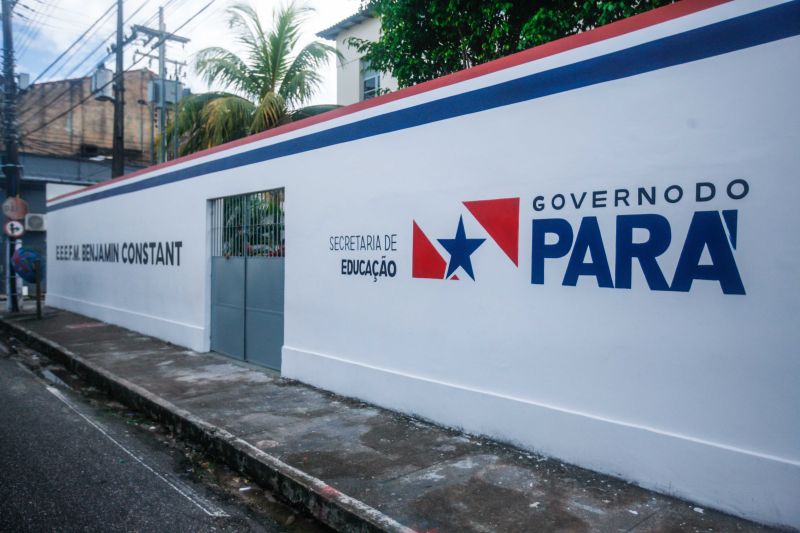 A Escola Estadual de Ensino Fundamental e Médio Benjamin Constant, que fica no bairro do Reduto em Belém, foi reinaugurada na manhã desta sexta-feira (7). Esta já é a 11° escola entregue reformada pelo Governo do Estado somente este ano.

FOTO: MAYCON NUNES / AG. PARÁ
DATA: 07.06.2019
BELÉM - PARÁ <div class='credito_fotos'>Foto: Maycon Nunes / Ag. Pará   |   <a href='/midias/2019/originais/2632__94j9070.jpg' download><i class='fa-solid fa-download'></i> Download</a></div>