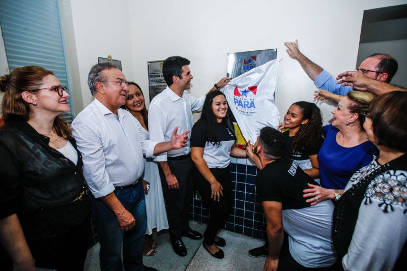 A Escola Estadual de Ensino Fundamental e Médio Benjamin Constant, que fica no bairro do Reduto em Belém, foi reinaugurada na manhã desta sexta-feira (7). Esta já é a 11° escola entregue reformada pelo Governo do Estado somente este ano.

FOTO: MAYCON NUNES / AG. PARÁ
DATA: 07.06.2019
BELÉM - PARÁ <div class='credito_fotos'>Foto: Maycon Nunes / Ag. Pará   |   <a href='/midias/2019/originais/2632__94j9492-2.jpg' download><i class='fa-solid fa-download'></i> Download</a></div>
