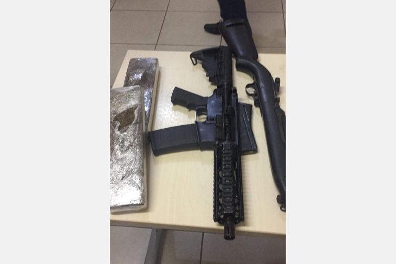 A Polícia Civil do Pará prendeu, na manhã desta sexta-feira (7), Luídson Campos Barros e Darlene Cristina Alencar Favacho. O casal foi flagrado dentro de sua residência com uma metralhadora calibre .762, uma arma de fogo do tipo carabina e cerca de dois quilos de drogas. A casa é localizada na Travessa Vileta, na área do Canal São Joaquim, no bairro da Sacramenta, em Belém  <div class='credito_fotos'>Foto: Ascom / Polícia Civil   |   <a href='/midias/2019/originais/2633_apreencaodearmasdealtopoderdefogoedrogasnasacramentaembelem.jpg' download><i class='fa-solid fa-download'></i> Download</a></div>