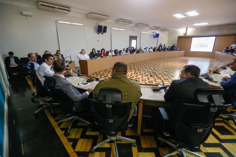 Na próxima segunda-feira (10), o governador Helder Barbalho assina o decreto de criação do programa Territórios Pela Paz, um amplo esforço do Governo Estadual para a diminuição da vulnerabilidade social e o enfrentamento das dinâmicas da violência, a partir da articulação de ações de segurança pública e ações de cidadania em sete bairros da Grande Belém: Guamá, Jurunas, Terra Firme, Benguí e Cabanagem (Belém), Icuí (Ananindeua) e Nova União (Marituba). A Cabanagem será o primeiro território a receber ações do Programa. <div class='credito_fotos'>Foto: Wagner Santana / Ag. Pará   |   <a href='/midias/2019/originais/2637__mg_5981.jpg' download><i class='fa-solid fa-download'></i> Download</a></div>