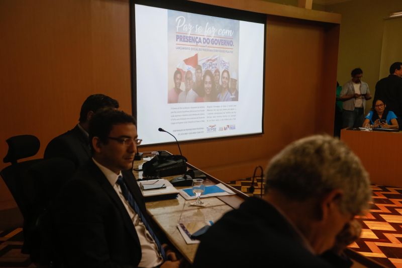 Na próxima segunda-feira (10), o governador Helder Barbalho assina o decreto de criação do programa Territórios Pela Paz, um amplo esforço do Governo Estadual para a diminuição da vulnerabilidade social e o enfrentamento das dinâmicas da violência, a partir da articulação de ações de segurança pública e ações de cidadania em sete bairros da Grande Belém: Guamá, Jurunas, Terra Firme, Benguí e Cabanagem (Belém), Icuí (Ananindeua) e Nova União (Marituba). A Cabanagem será o primeiro território a receber ações do Programa. <div class='credito_fotos'>Foto: Wagner Santana / Ag. Pará   |   <a href='/midias/2019/originais/2637__mg_6063.jpg' download><i class='fa-solid fa-download'></i> Download</a></div>