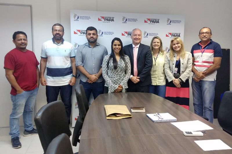 Técnicos do Departamento Penitenciário Nacional (Depen) se reuniram na manhã desta sexta-feira (7) com representantes das diretorias da Superintendência do Sistema Penitenciário do Estado do Pará (Susipe). A equipe esteve em Belém para visitar as unidades prisionais e vistoriar como está sendo aplicado o recurso disponibilizado pelo governo federal para serviços de saúde e educação. Participaram da reunião representantes da Diretoria de Licitação, Contratos e Convênios (DLCC), Diretoria de Reinserção Social (DRS) e Diretoria de Assistência Biopsicossocial (DAB). <div class='credito_fotos'>Foto: Vanessa Van Rooijen / Divulgação   |   <a href='/midias/2019/originais/2638_foto.jpg' download><i class='fa-solid fa-download'></i> Download</a></div>