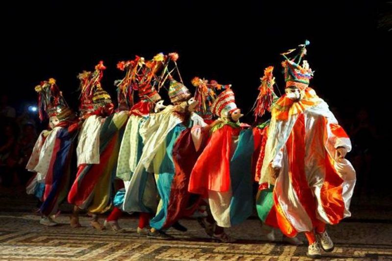 O final de semana será animado na Estação das Docas, em Belém. Os projetos Pôr do Som e Estação Junina abrirão a programação cultural do mês de junho, com apresentações gratuitas na orla. No Cine Estação também será dia de estreia, com duas sessões do filme "Clara Estrela", sobre a vida e carreira da cantora Clara Nunes. A programação inicia já nesta sexta-feira (7) e encerra no domingo (09). <div class='credito_fotos'>Foto: Divulgação   |   <a href='/midias/2019/originais/2639_boidemascarasveludinho.jpg' download><i class='fa-solid fa-download'></i> Download</a></div>