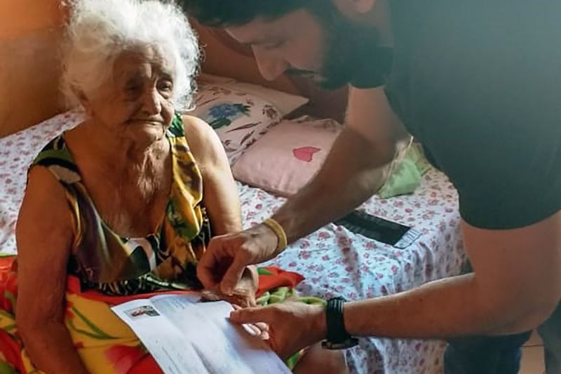 Policiais civis possibilitaram o exercício da cidadania a uma idosa com dificuldade de locomoção, nesta sexta-feira (7), em Capanema, no nordeste paraense. Aos 107 anos, Maria Batista da Silva teve sua nova carteira de identidade emitida na própria residência. <div class='credito_fotos'>Foto: Ascom / Polícia Civil   |   <a href='/midias/2019/originais/2643_foto.jpg' download><i class='fa-solid fa-download'></i> Download</a></div>