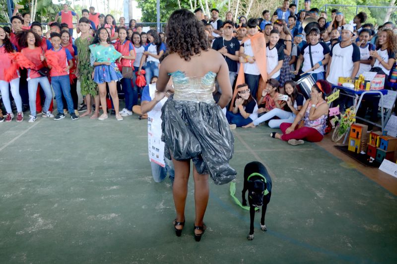 Alegria, animação e música. Foi com essa energia que a Escola Estadual de Ensino Fundamental e Médio Profª Erotildes Frota Aguiar, em Ananindeua, realizou nesta sexta-feira (7) a "1° Gincana Ecológica - Por uma escola sustentável", alusiva ao mês do meio ambiente. Em média, 400 alunos participaram do evento com apresentações de paródias, exposição de artesanato, distribuição do sabão produzido pelos mesmos e desfile ecológico, de roupas feitas com material reciclável. A programação foi aberta ao público. <div class='credito_fotos'>Foto: Rai Pontes / Ascom Seduc   |   <a href='/midias/2019/originais/2647_10.jpg' download><i class='fa-solid fa-download'></i> Download</a></div>
