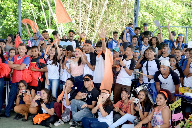 Alegria, animação e música. Foi com essa energia que a Escola Estadual de Ensino Fundamental e Médio Profª Erotildes Frota Aguiar, em Ananindeua, realizou nesta sexta-feira (7) a "1° Gincana Ecológica - Por uma escola sustentável", alusiva ao mês do meio ambiente. Em média, 400 alunos participaram do evento com apresentações de paródias, exposição de artesanato, distribuição do sabão produzido pelos mesmos e desfile ecológico, de roupas feitas com material reciclável. A programação foi aberta ao público. <div class='credito_fotos'>Foto: Rai Pontes / Ascom Seduc   |   <a href='/midias/2019/originais/2647_12.jpg' download><i class='fa-solid fa-download'></i> Download</a></div>