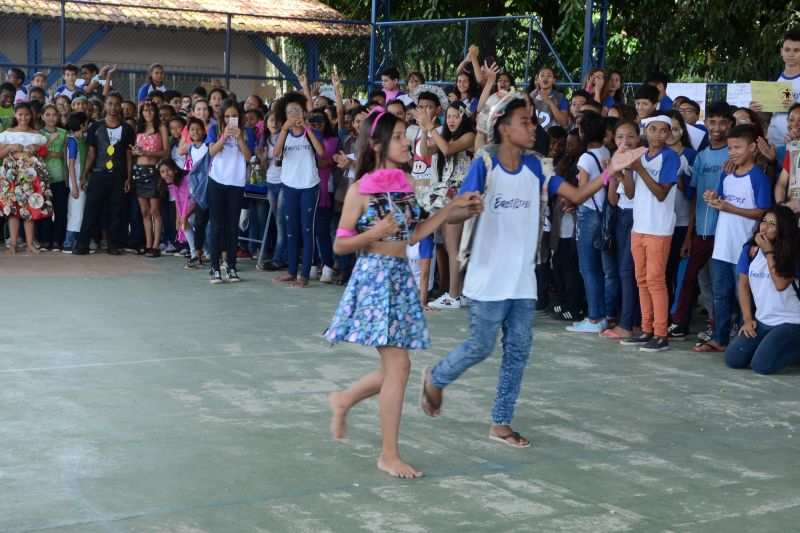 Alegria, animação e música. Foi com essa energia que a Escola Estadual de Ensino Fundamental e Médio Profª Erotildes Frota Aguiar, em Ananindeua, realizou nesta sexta-feira (7) a "1° Gincana Ecológica - Por uma escola sustentável", alusiva ao mês do meio ambiente. Em média, 400 alunos participaram do evento com apresentações de paródias, exposição de artesanato, distribuição do sabão produzido pelos mesmos e desfile ecológico, de roupas feitas com material reciclável. A programação foi aberta ao público. <div class='credito_fotos'>Foto: Rai Pontes / Ascom Seduc   |   <a href='/midias/2019/originais/2647_17.jpg' download><i class='fa-solid fa-download'></i> Download</a></div>