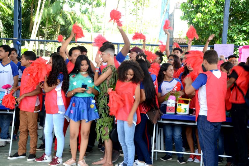 Alegria, animação e música. Foi com essa energia que a Escola Estadual de Ensino Fundamental e Médio Profª Erotildes Frota Aguiar, em Ananindeua, realizou nesta sexta-feira (7) a "1° Gincana Ecológica - Por uma escola sustentável", alusiva ao mês do meio ambiente. Em média, 400 alunos participaram do evento com apresentações de paródias, exposição de artesanato, distribuição do sabão produzido pelos mesmos e desfile ecológico, de roupas feitas com material reciclável. A programação foi aberta ao público. <div class='credito_fotos'>Foto: Rai Pontes / Ascom Seduc   |   <a href='/midias/2019/originais/2647_21.jpg' download><i class='fa-solid fa-download'></i> Download</a></div>